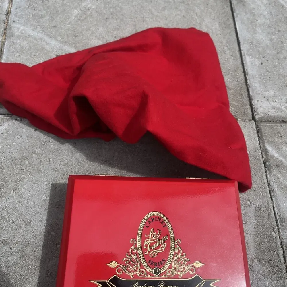 LA TRADICION PERDOMO RESERVE RED ENAMELED EMPTY WOOD CIGAR BOX
